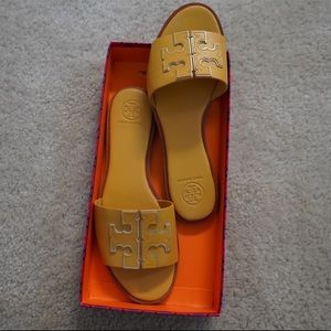 Tory Burch Ines Slide in Daylily/Spark Gold. Calf Leather/Metallic Veg Leather.